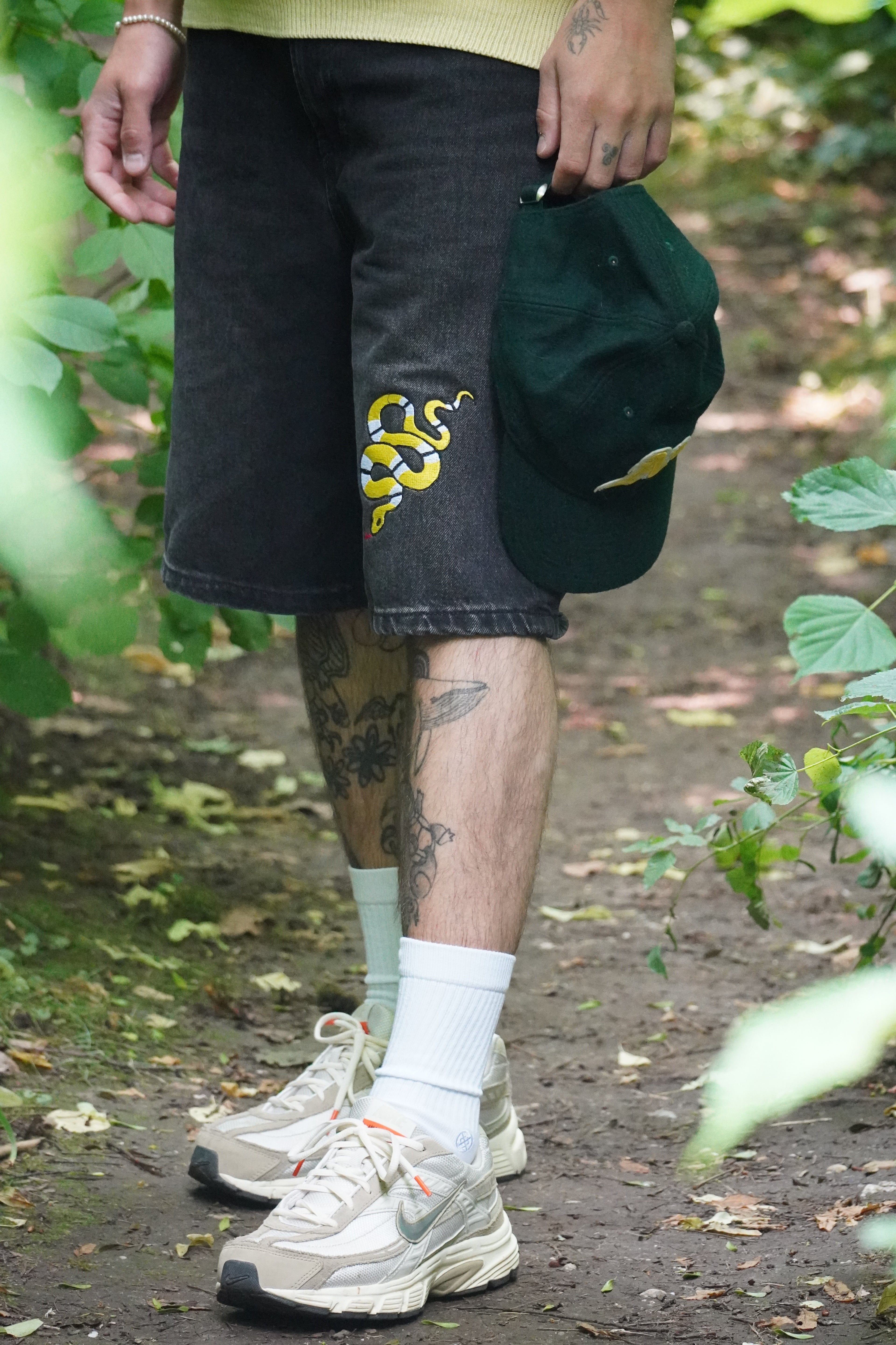 Upcycled Shorts mit Schlangenmotiv