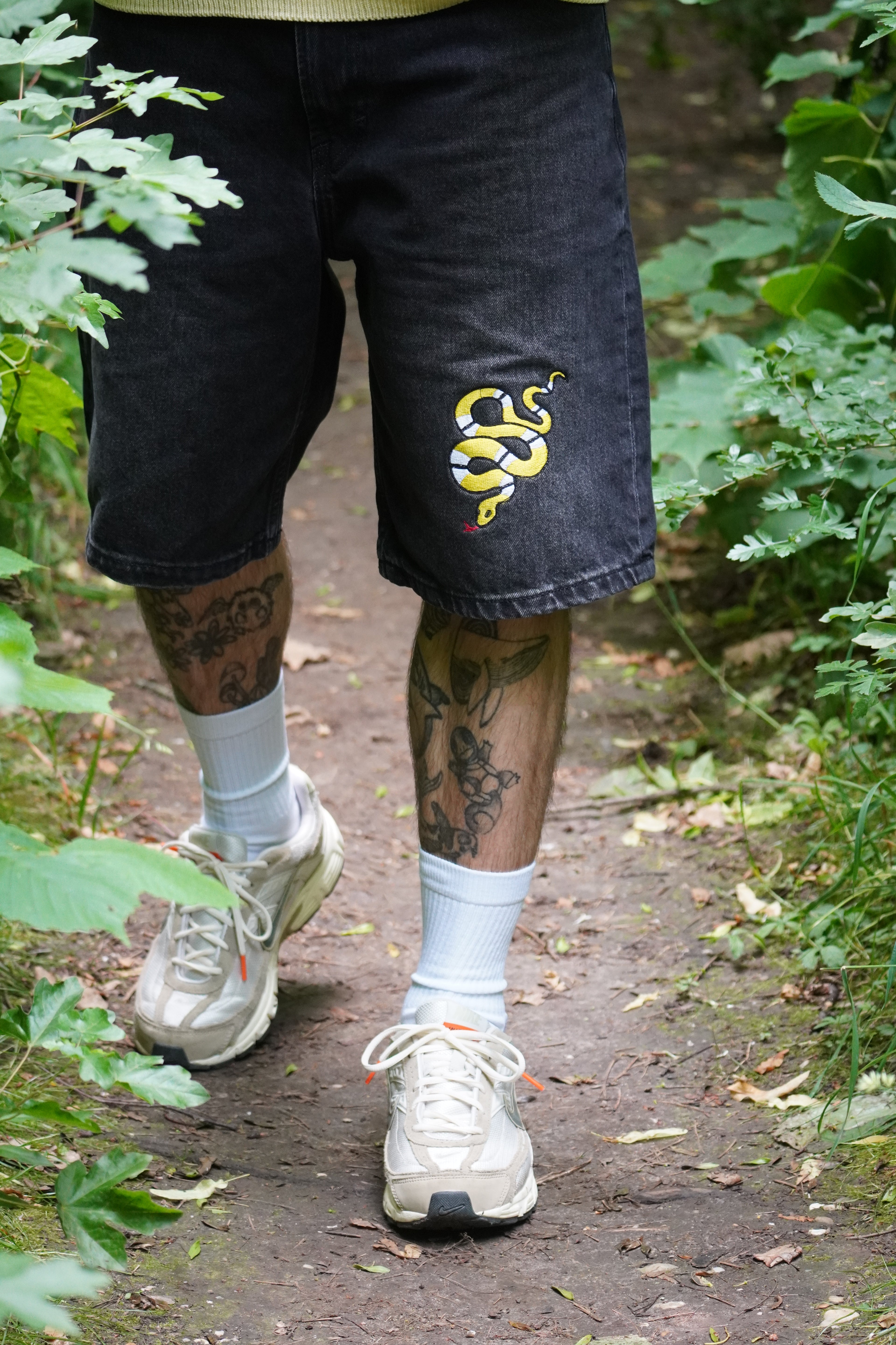 Upcycled Shorts mit Schlangenmotiv